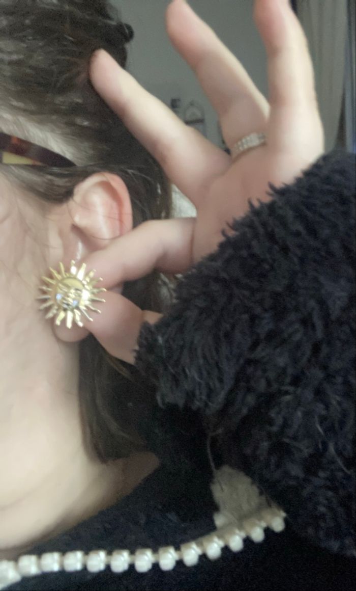 Boucles d’oreilles ☀️ NEUVES pour femme en forme soleil couleur doré - photo numéro 2