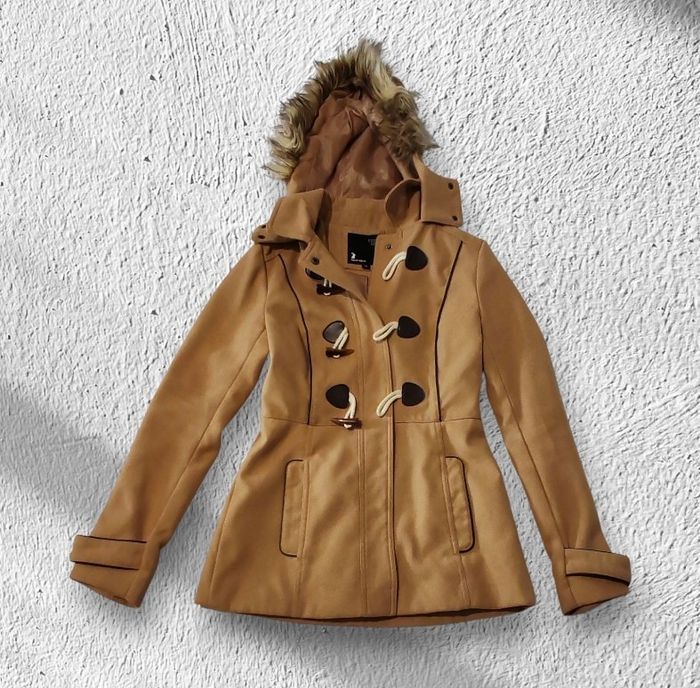 Manteau camel à capuche doublée de fausse fourrure – Totally Tally, taille 34