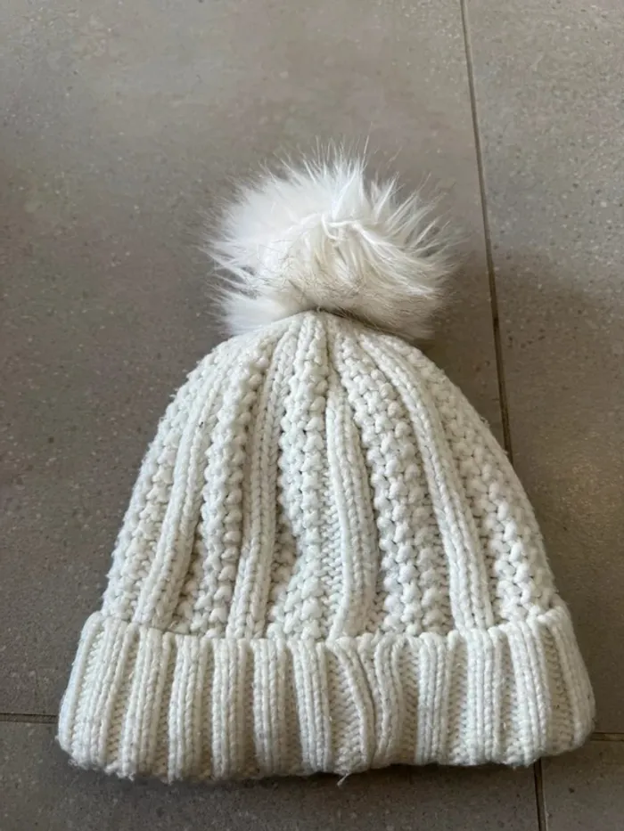 Bonnet à pompon Laguiole bon état extérieur mais des traces à l'intérieur, taille unique - photo numéro 3