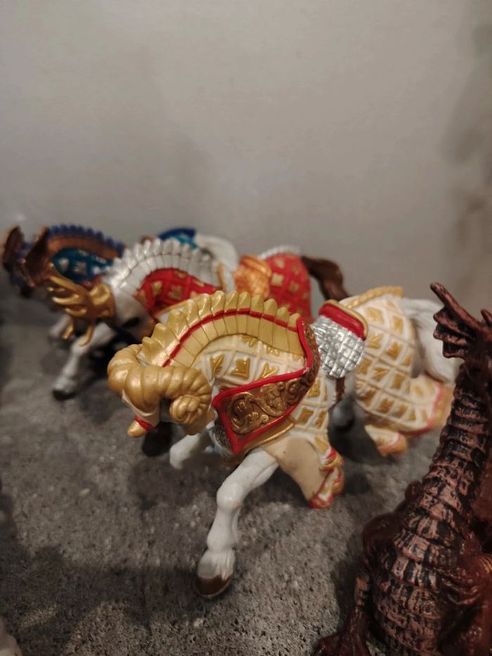 Lot figurines papo chevaux médiévaux maîtres des armes + dragon - photo numéro 4