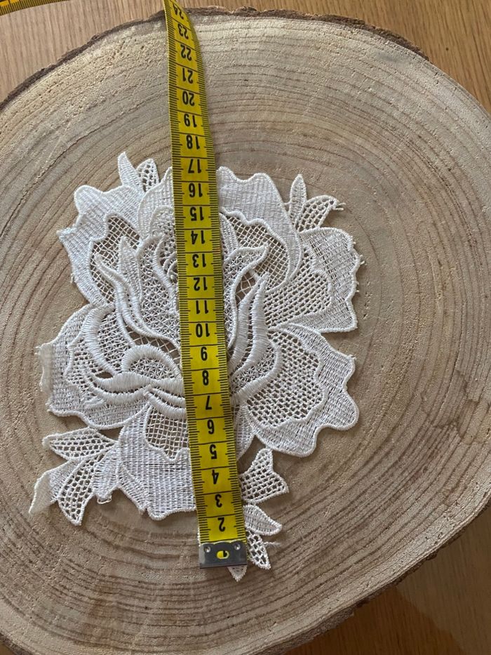 Lot de 12 appliques fleurs en dentelles guipure blanc - photo numéro 3
