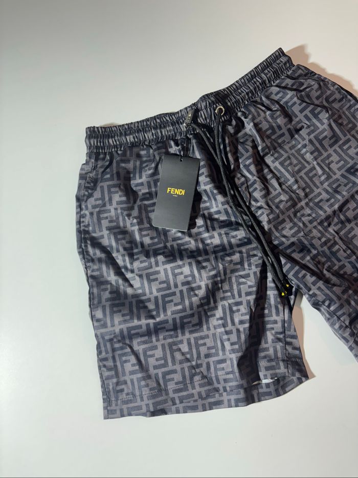 Short fendi neuf avec étiquette - photo numéro 3