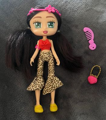 Poupée articulée au niveau poignet et genoux excellent état