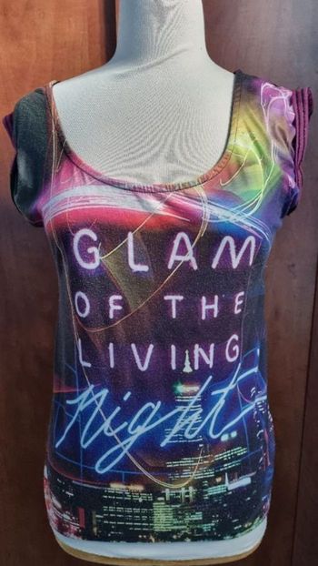 T-shirt violet avec écriture style néon