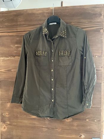 Chemise kaki avec clou doré