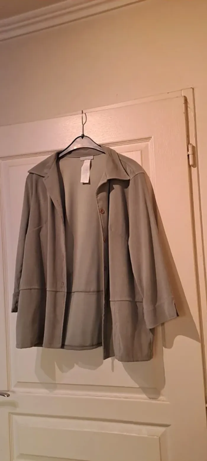 Veste kaki manches longues - Marque Pure&Simple - Taille 38 - Très bon état.