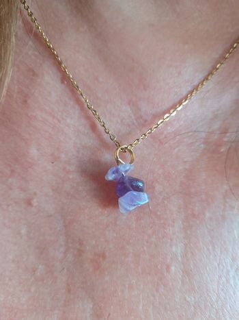 Ensemble chaine en acier inoxydable et pendentif en pierres naturelles.