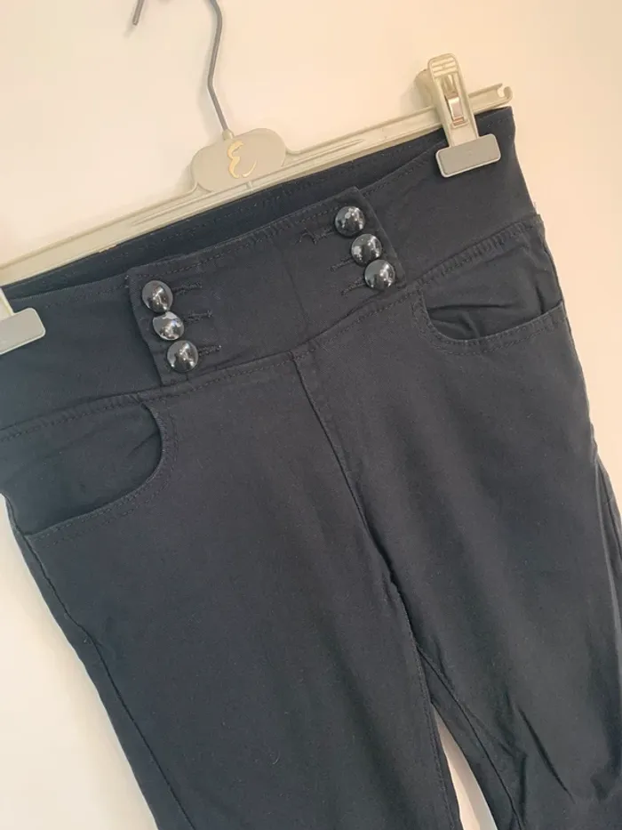 Pantalon slim noir taille haute à boutons décoratifs – Hello Miss – Taille 40 - photo numéro 2
