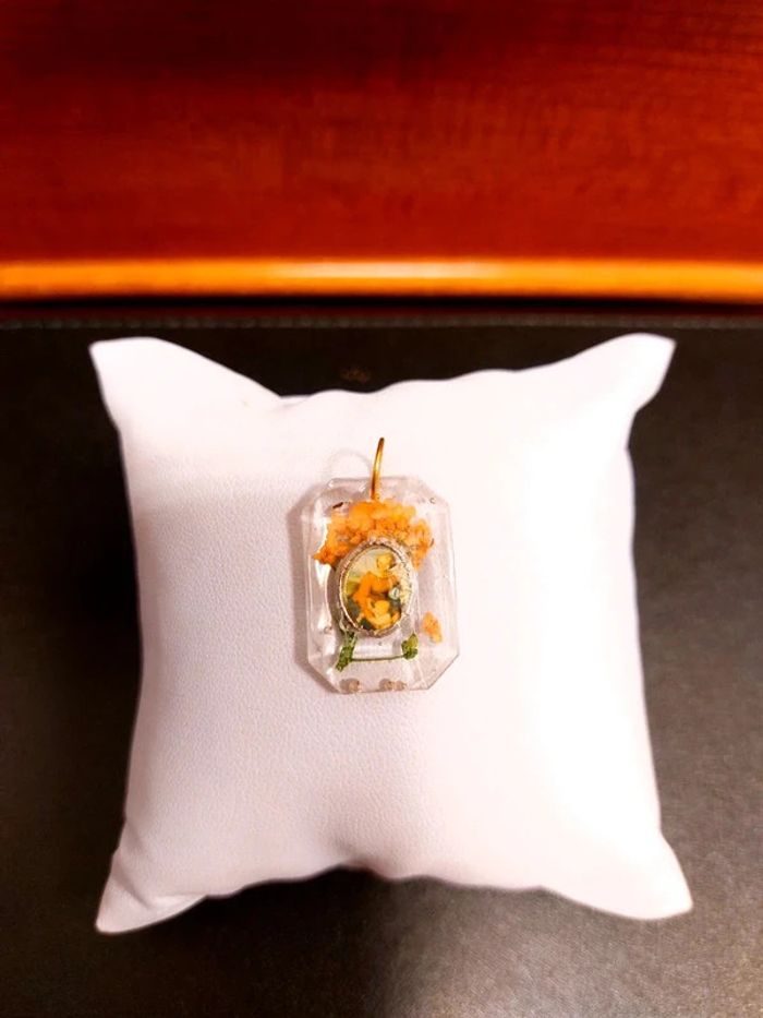 Magnifique pendentif en résine avec médaille religieuse de Saint - photo numéro 6