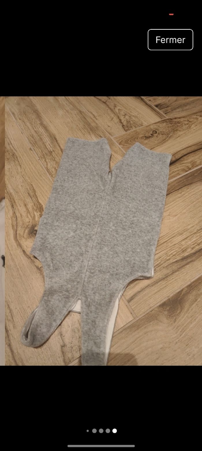 Lot ensemble 1 salopette grise chaude doublé et douce 
Avec t-shirt qui s'ouvre en totalité dans le dos 
Motif renard 
Marque p'tit bisou
Taille 3 mois 60cm
Parfait état - photo numéro 9