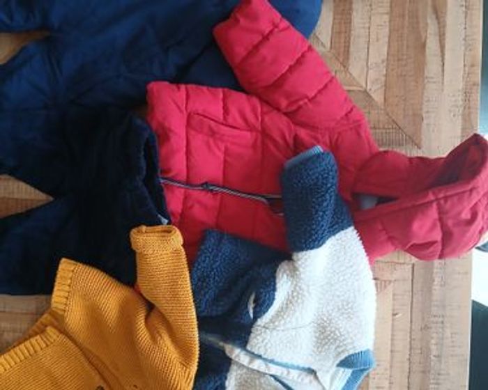 Un carton de vêtements pour garçon en taille 6 mois - photo numéro 2