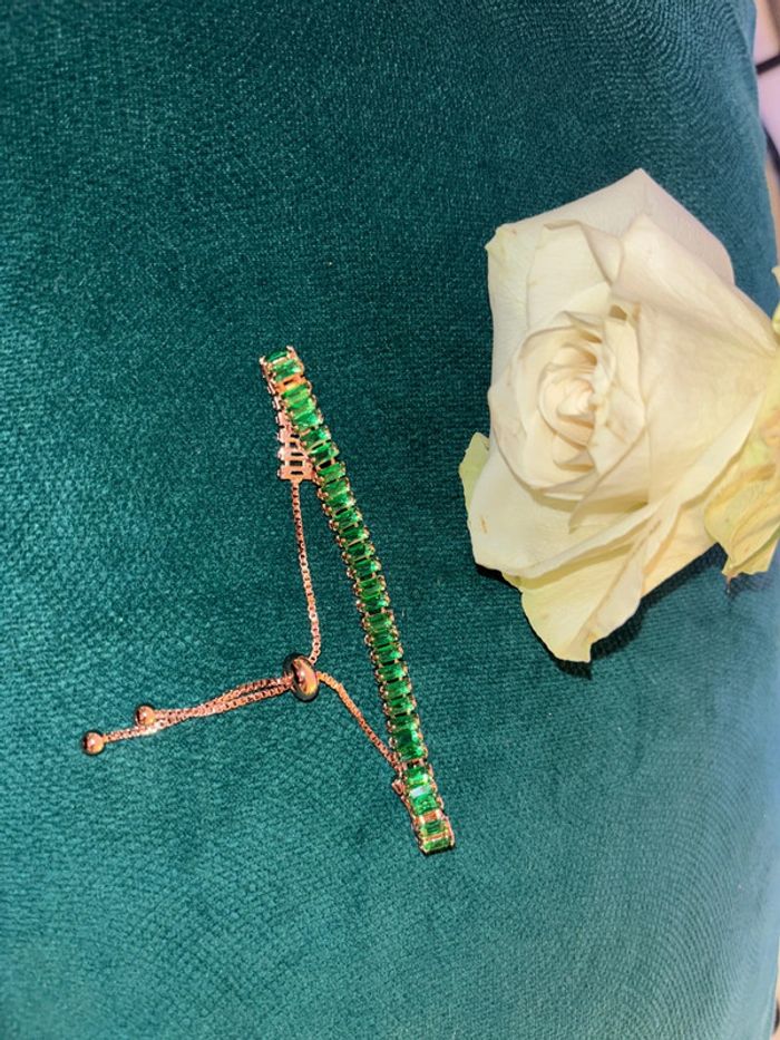 Magnifique bracelet rose doré pierres vertes neuf vendu avec boîte - photo numéro 2