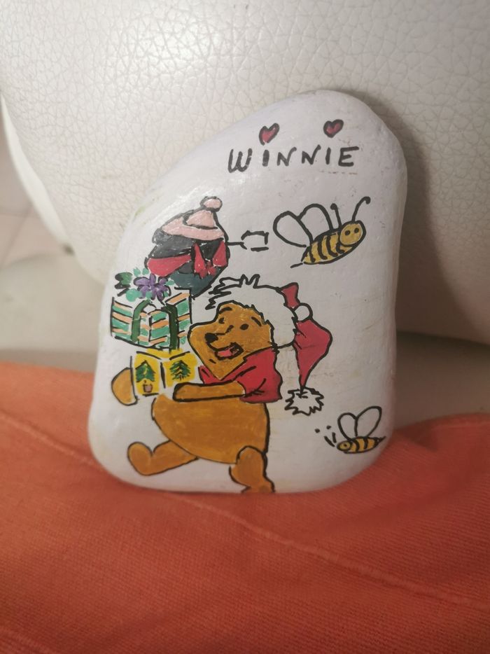 Galet Peint et Verni à la main Winnie deco Noël