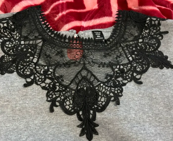 Pull gris à dentelle - photo numéro 4