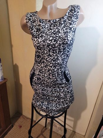 Robe blanche à fleurs noir, taille 36