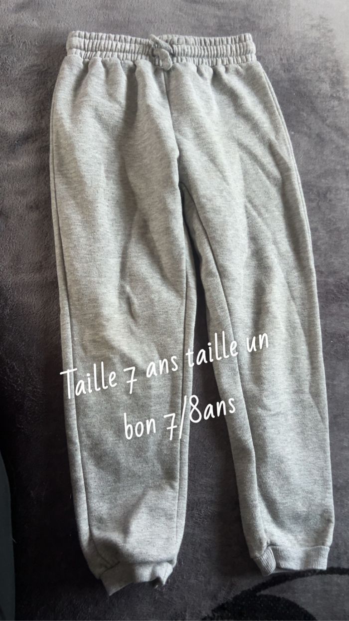 Lot jogging 8 ans - photo numéro 2