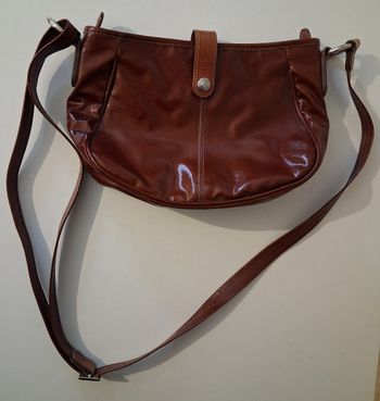 Sac zippé à bandoulière réglable marron brillant