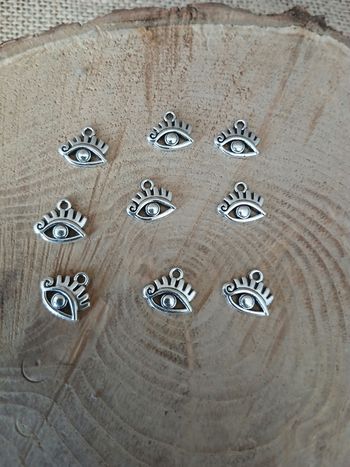 Lot de 22 breloques oeil