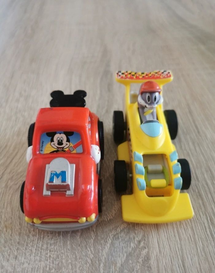 Lot de 2 voitures Mickey et Bugs Bunny