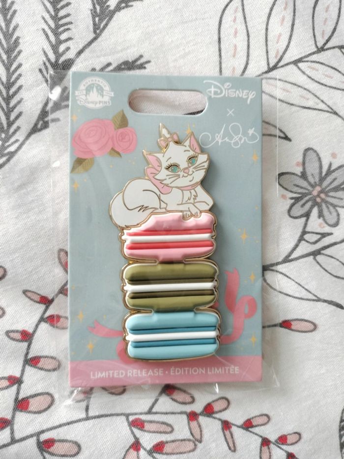Pin's Marie pile de macarons édition limitée