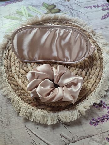 Masque de nuit et chouchou assorti marron