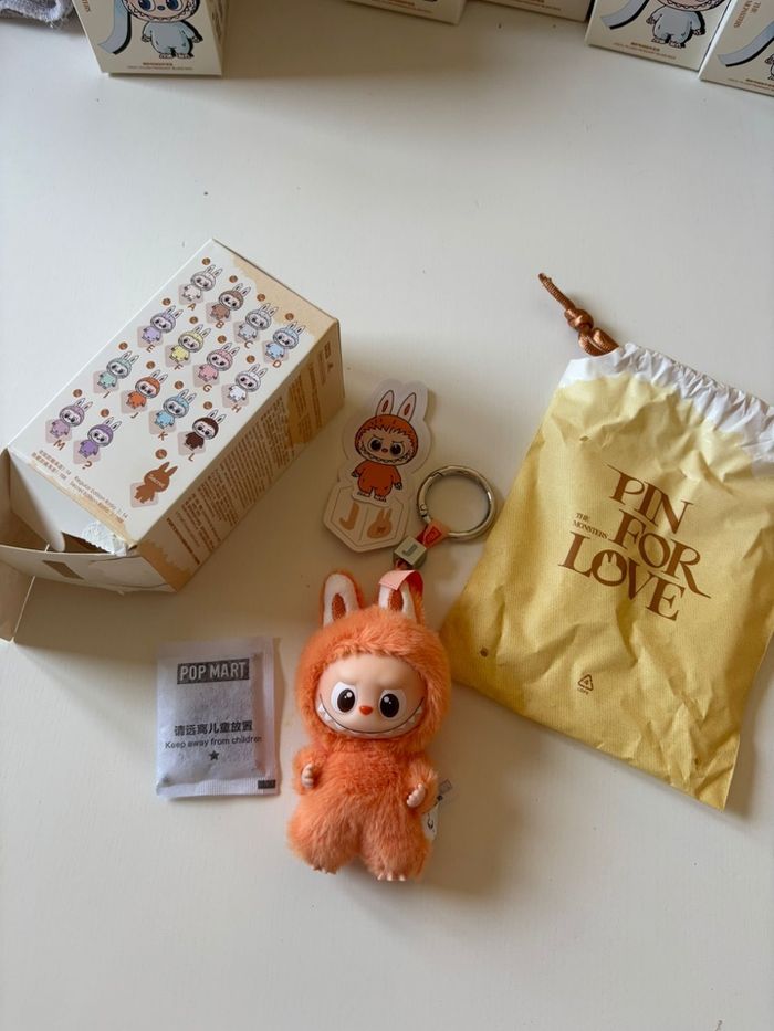 PopMart Labubu The Monsters Pin For Love « J » - photo numéro 3