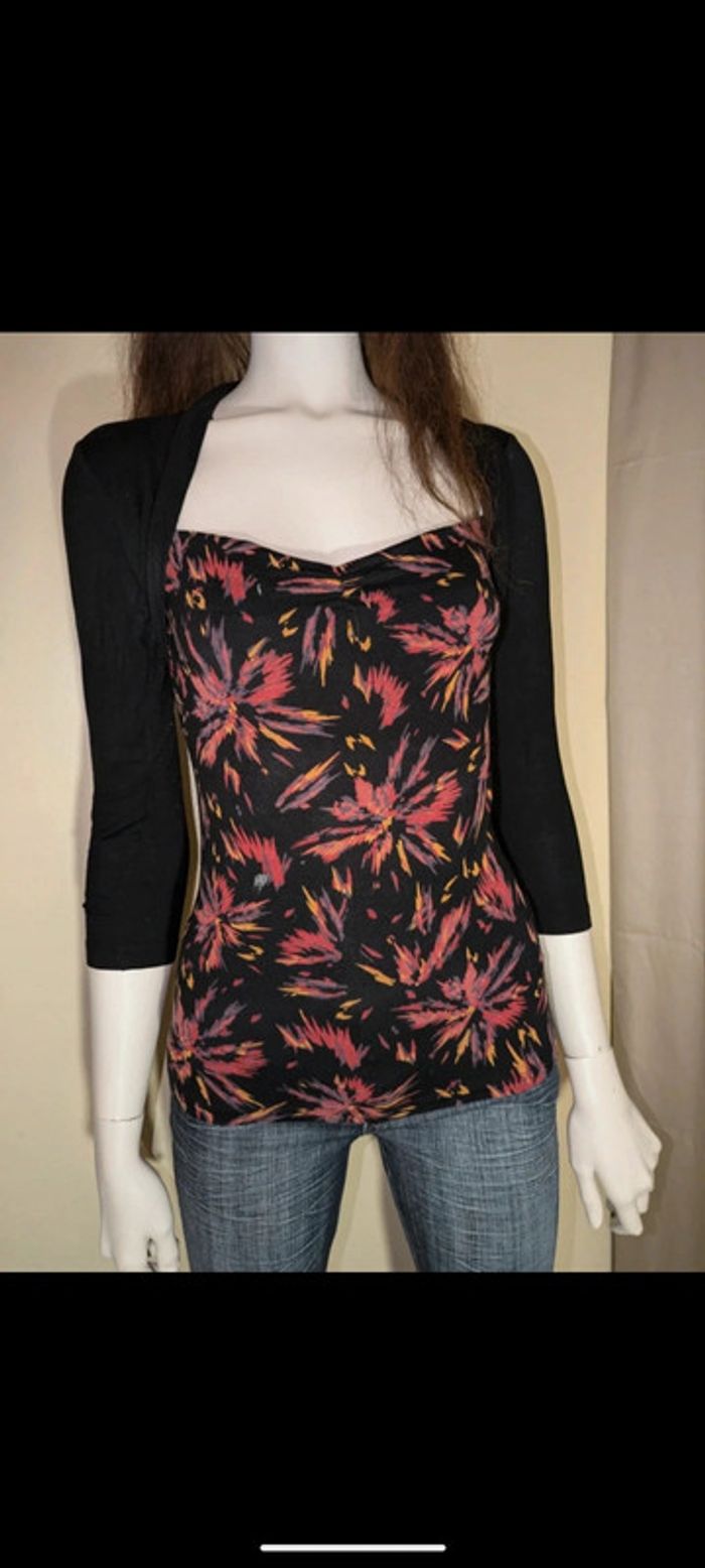 Haut noir et motif floral manche 3/4