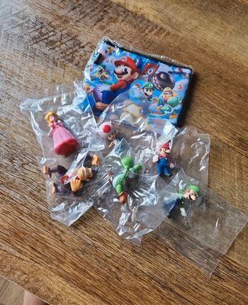 Figurine et pochette mario kart