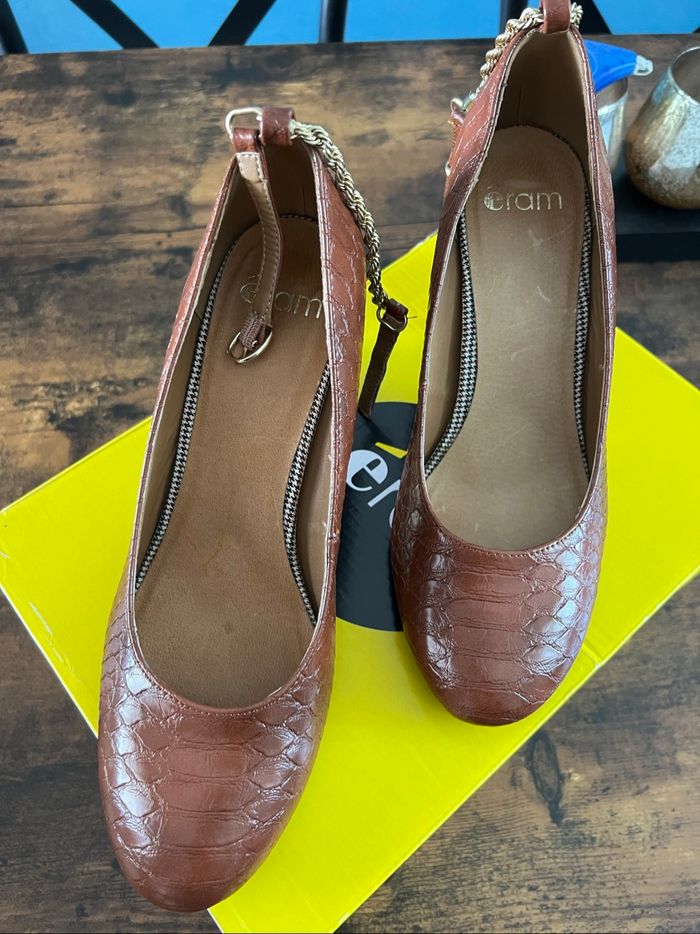 Escarpins chaussures fermées à talon avec bride pointure 40 - photo numéro 3