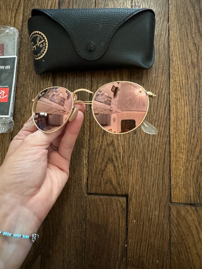 Lunettes Rayban Très peu portées Verres roses et monture doré Valeur 173 euros - photo numéro 2