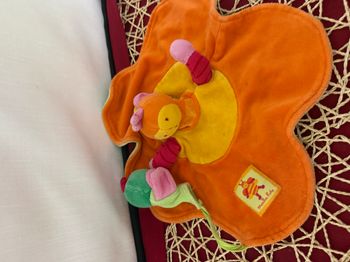 Moulin roty Louna l'abeille doudou cache cache orange jaune vert Rose