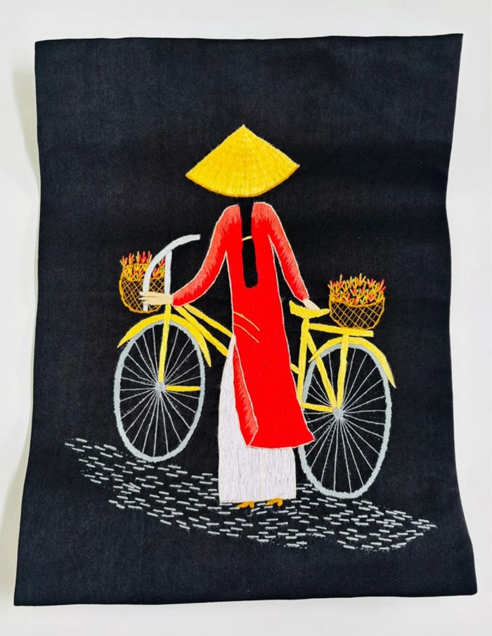 Broderie Vietnamienne (vêtement rouge) sur fond noir