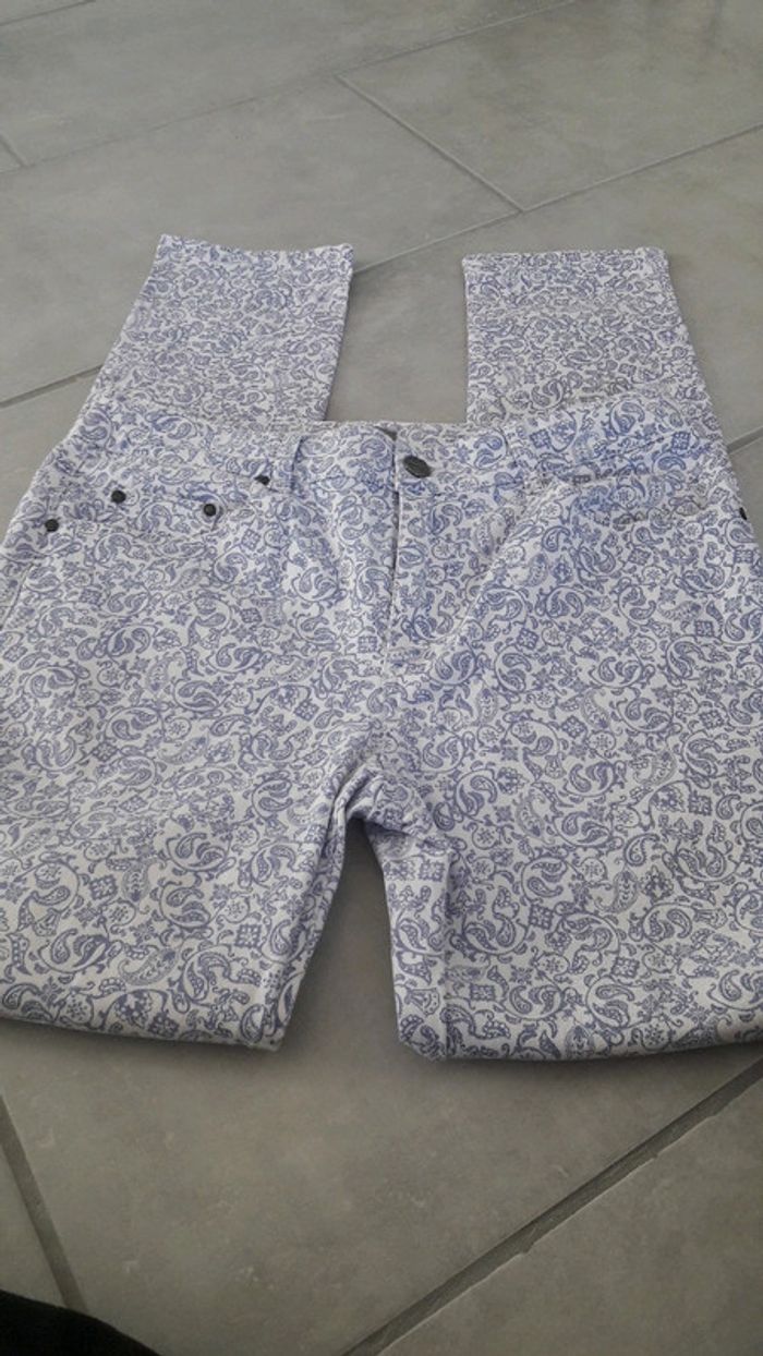 Jeans femme blanc motif arabesque bleu 3suisses 40 tres bon etat - photo numéro 3