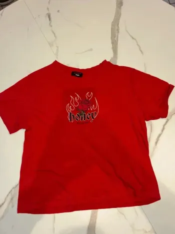 T-shirt rouge à rose/flamme – Taille M