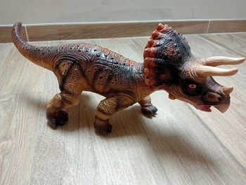 Dinosaure en plastique souple