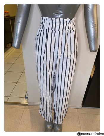 Pantalon blanc à rayures grises