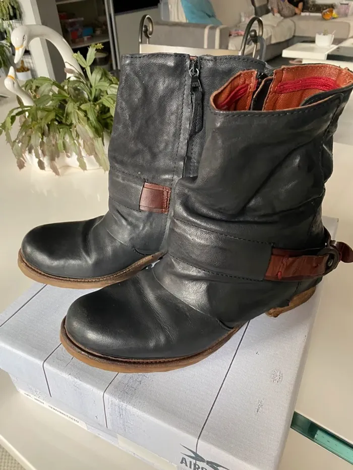 Boots bottines noires lanière marron