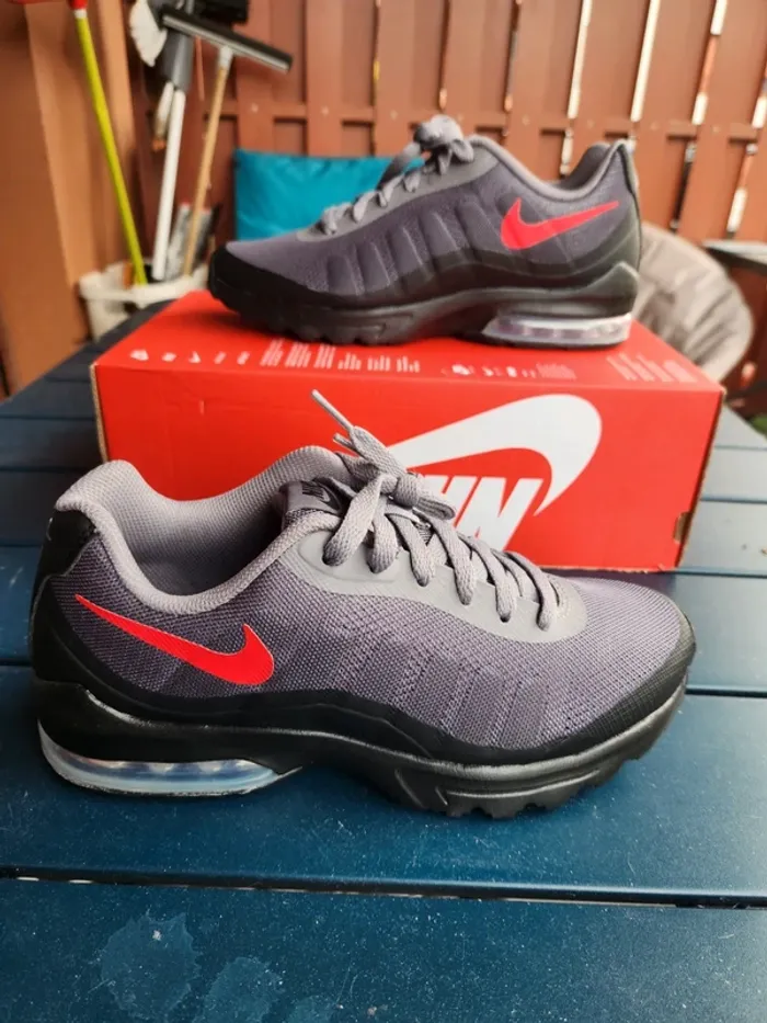 Nike air max invigor Garçon taille 38,5 neuves noire et rouge - photo numéro 2