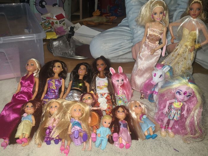Poupées divers barbie et petites - photo numéro 2