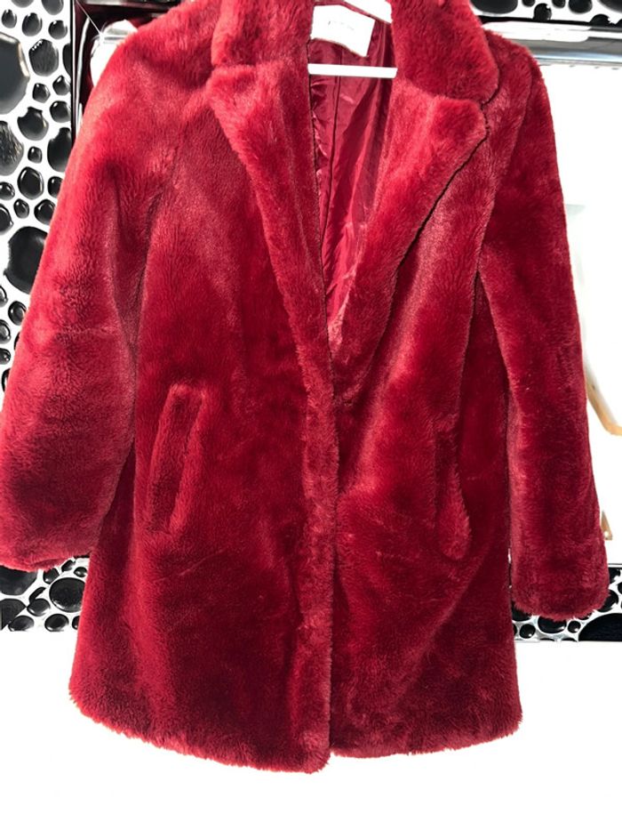 Manteaux fausse fourrure rouge stradivarius 36🌸 - photo numéro 2