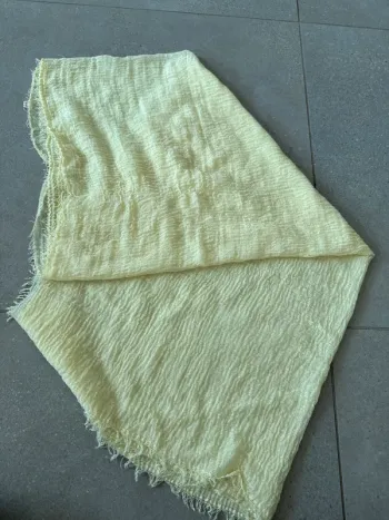 Foulard jaune, très bon état, 90x170cm