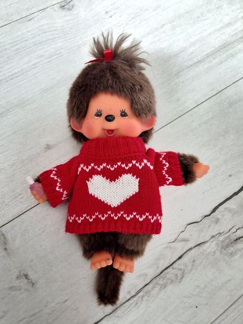 Peluche Mochhichi 20 cm fille pull rouge en laine cœur blanc Neuf
