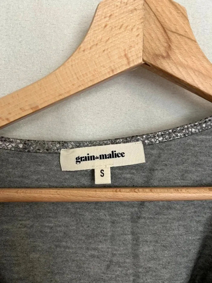 Haut gris à motif - photo numéro 2