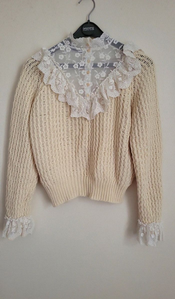 Pull beige romantique avec broderie et volants