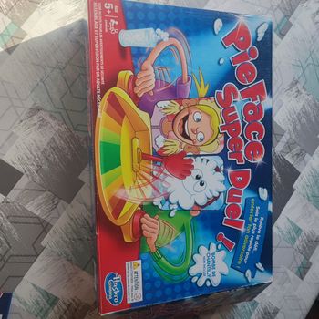 Pie face super duel hasbro relevé le défi sois le plus rapide pour entarter ton voisin. Quasi neuf