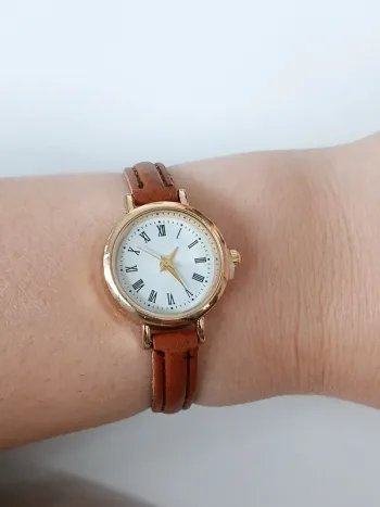Montre vintage chic dorée bracelet marron à chiffres romains Neuf