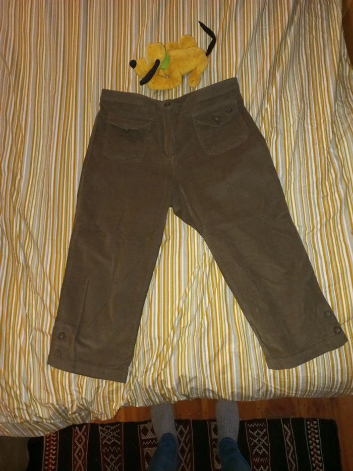 Pantacourt kaki 40 a 42 taille basse type velours côtelé fin doux