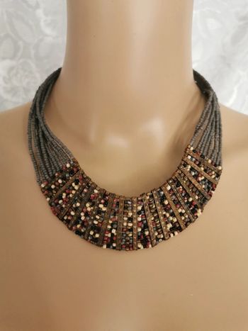 Collier multi rangs . Perles. Marron Beige