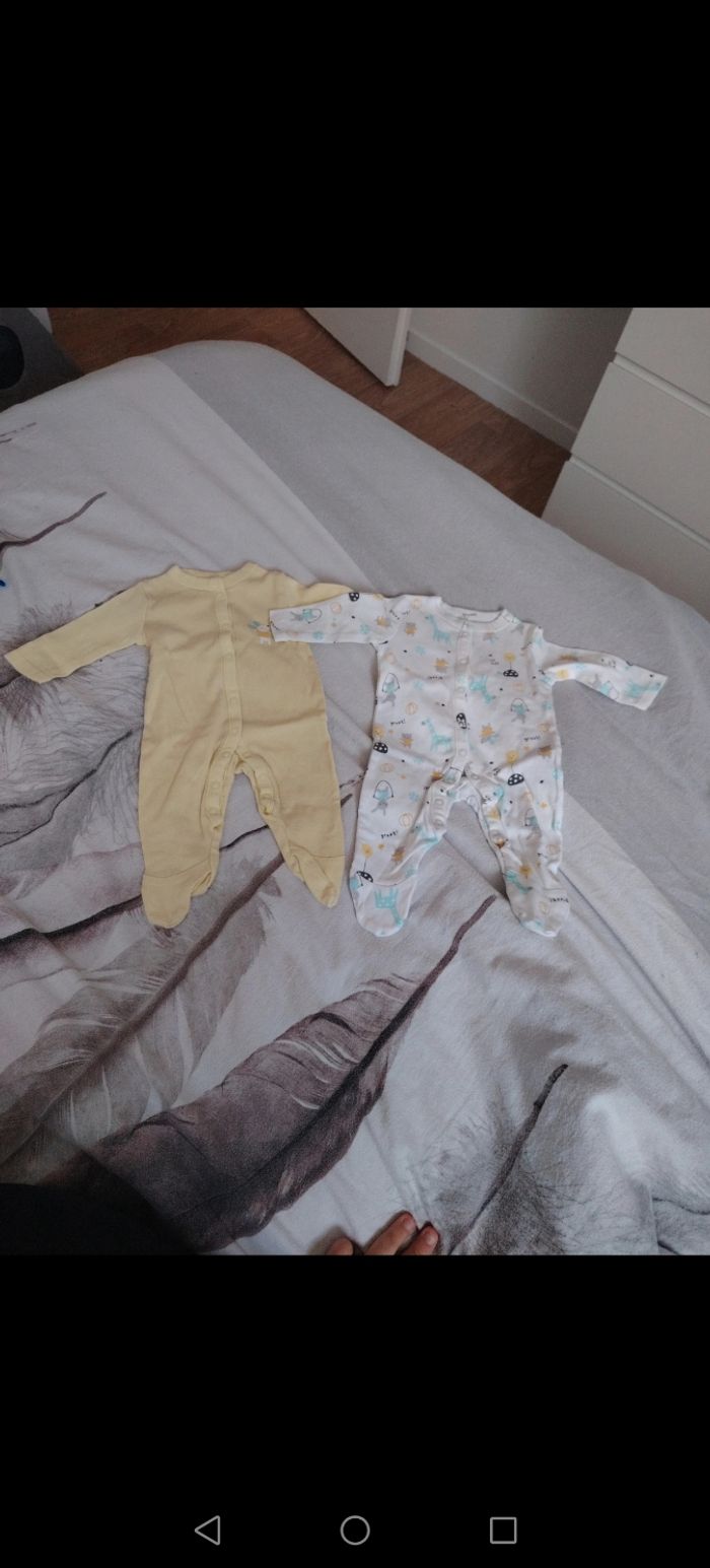 Lot de 2 pyjamas bébé en coton, taille 1 mois, état neuf. - photo numéro 2