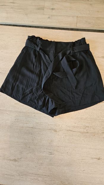 Short habillé noir, avec ceinture, H&M, taille 42, neuf avec étiquette